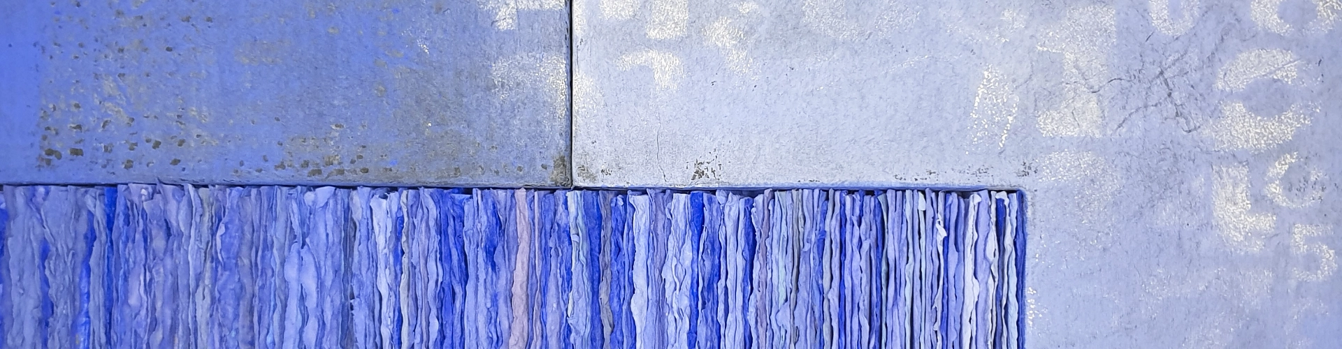 Tableau de l'artiste Marie-Claire Meier, repésentant une fresque composée de nuances bleuâtres, avec une partie en papier collés les uns contre les autres, formant une structure différente