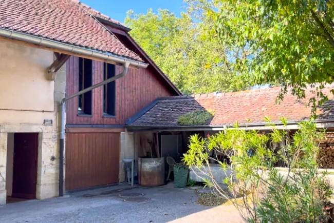 Vue de l'arrière cour du bâtiment de l'Espace Culturel (Ancienne ferme vaudoise)