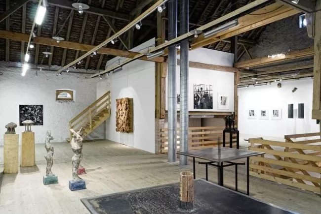 Vue de la galerie principale de l'Espace Culturel avec ses oeuvre exposées (Sculptures et tableaux)