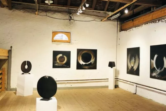 Sculptures et tableaux exposés et mis en lumière au sein de la galerie de l'Espace Culturel